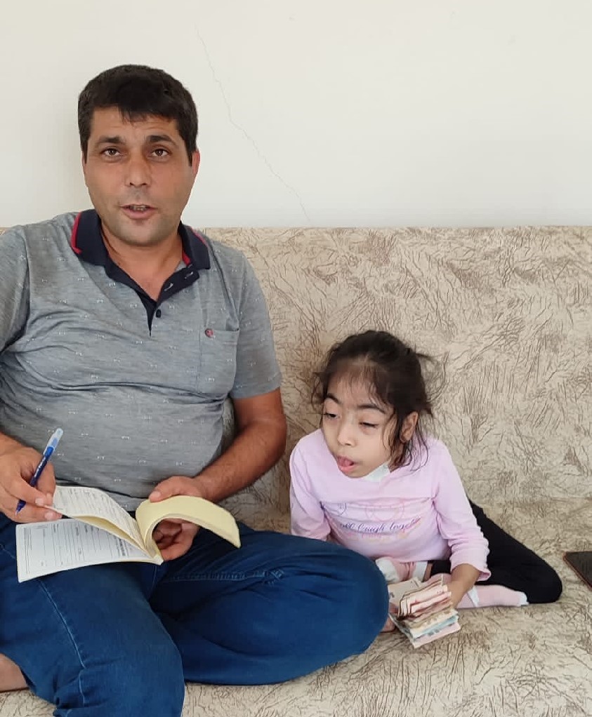 8 yaşındaki Melek, depremde yıkılan camiye küpe için biriktirdiği parasını bağışladı
