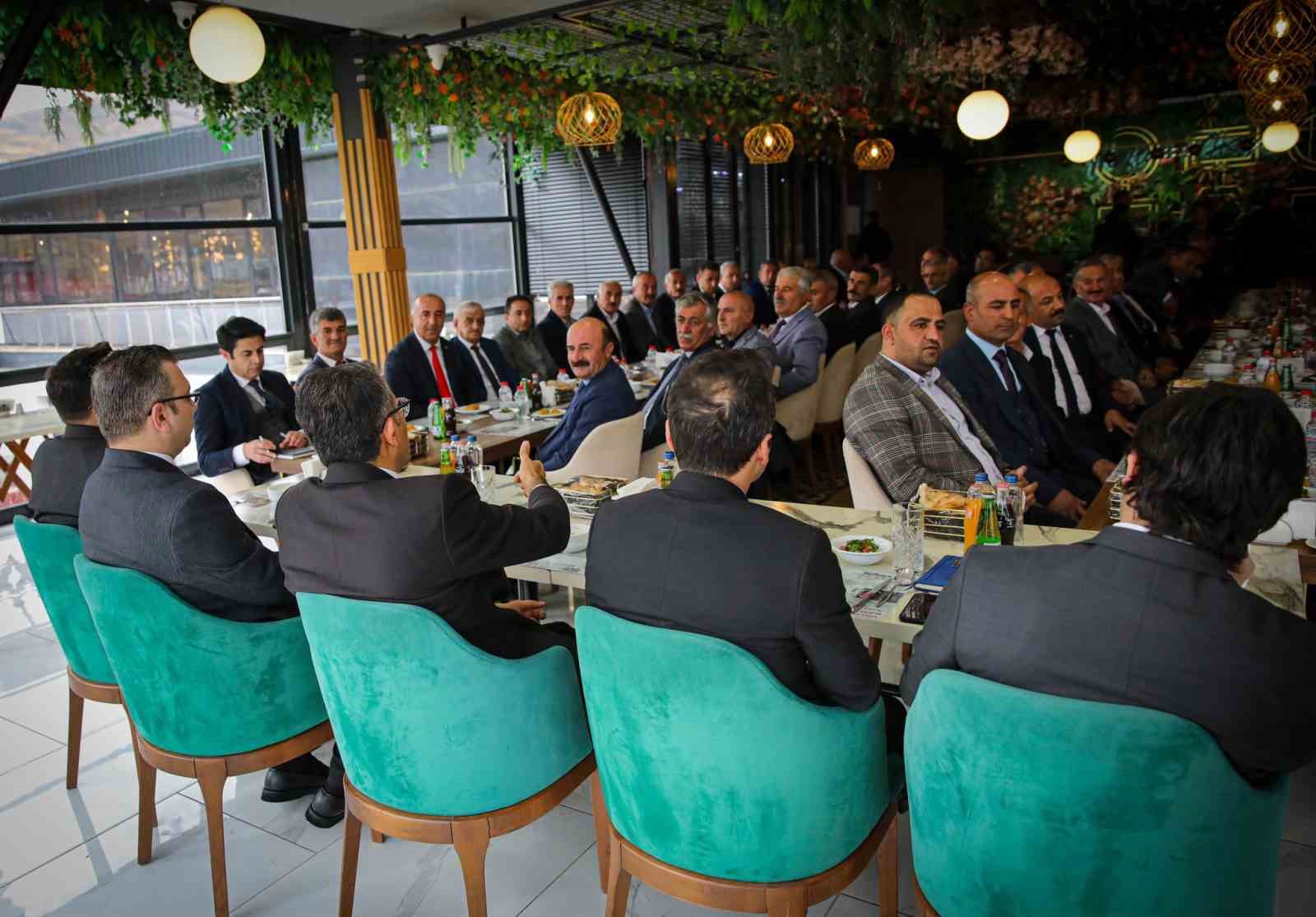 Vali &Ccedil;elik muhtarlarla bir araya geldi
