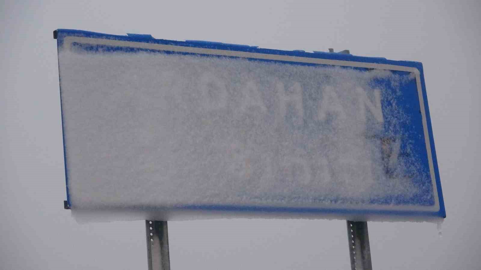 Ardahan&rsquo;ın y&uuml;ksek kesimlerinde kar yağış, tipi ve sis etkili oldu
