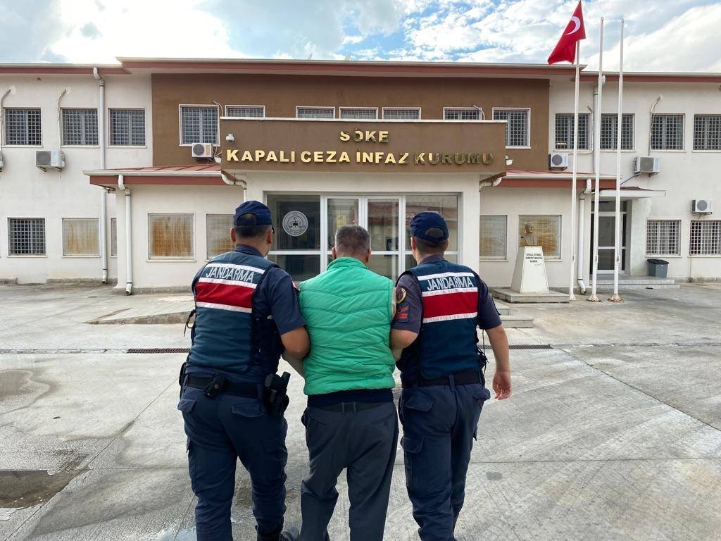 Kuşadası’nda 28 yıl hapis cezası ile aranan dolandırıcı yakalandı