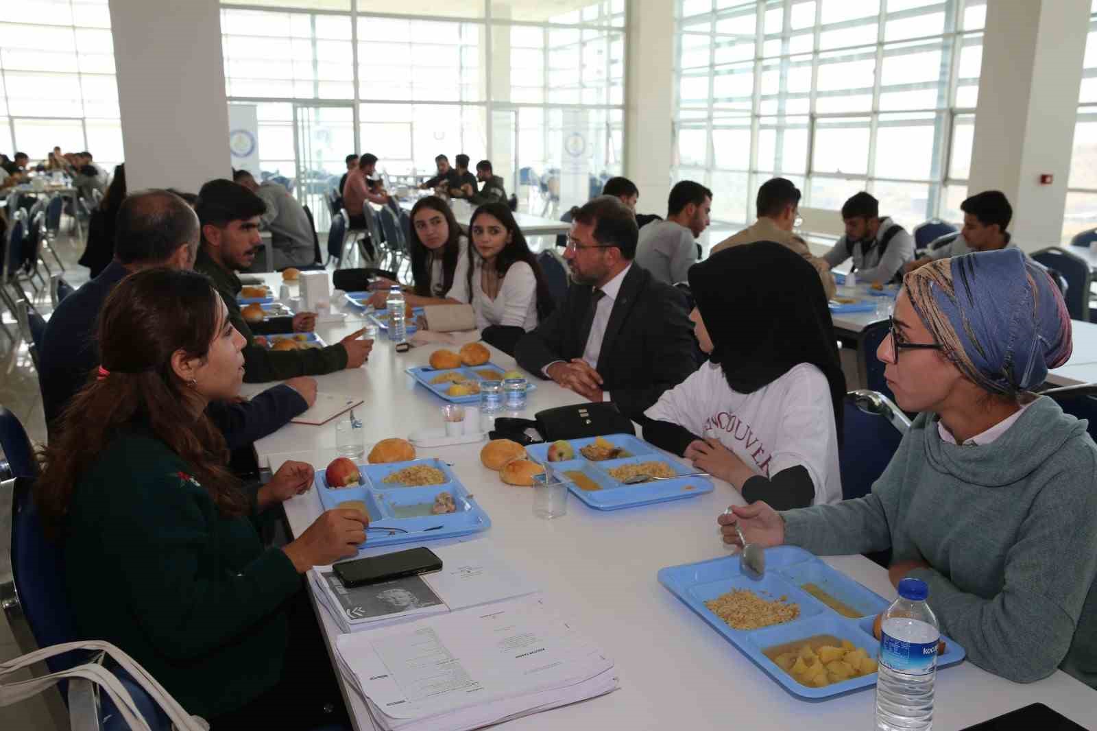 Şırnak Üniversitesi rektörü öğrencilerle yemekte bir araya geldi