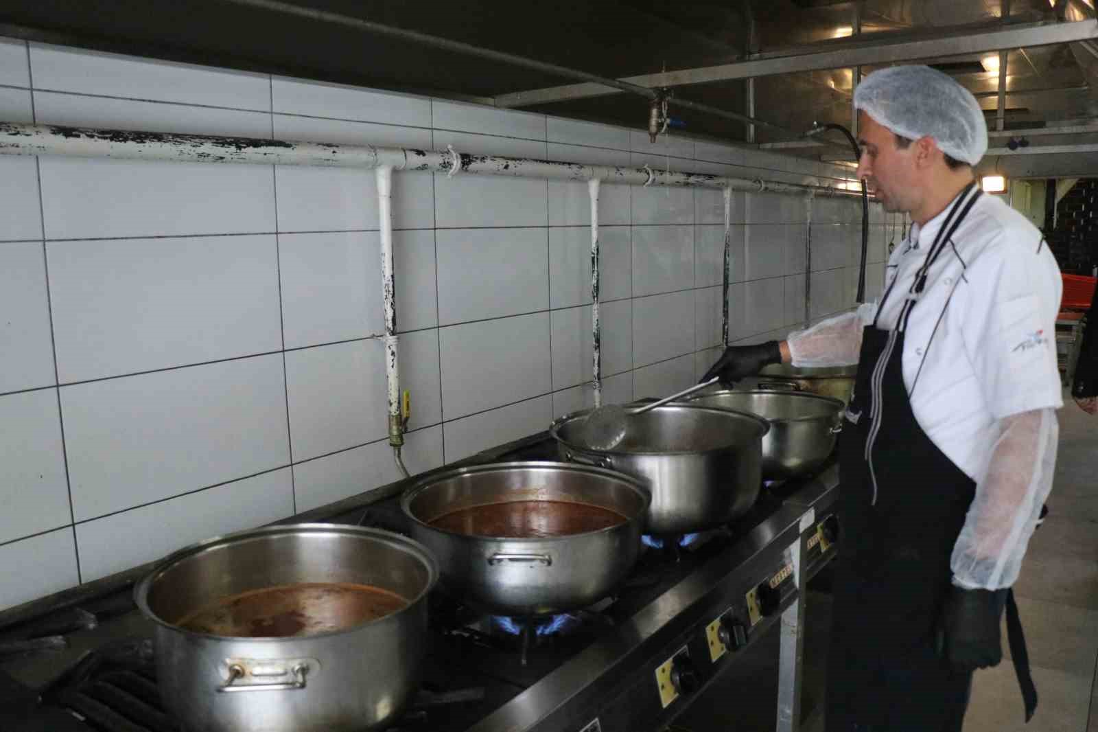 Yıllardır enflasyona direniyor: Öğrencilere çay fiyatına 3 kap yemek veriyor
