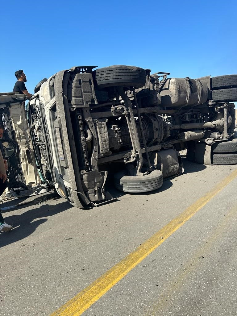 Şırnak&rsquo;ta freni boşalan kamyon bariyerlere &ccedil;arptı: 2 yaralı
