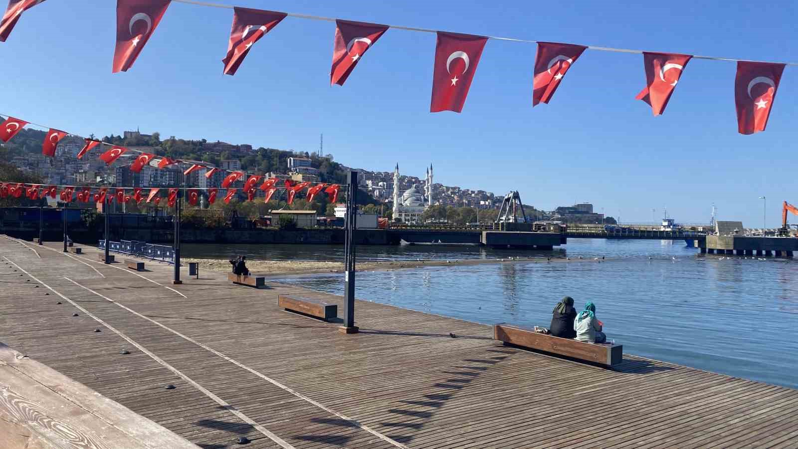 Sıcak havayı fırsat bilen sahilin tadını &ccedil;ıkarttı
