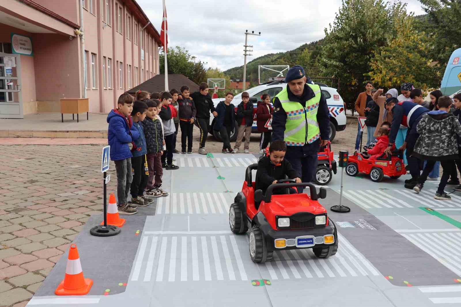 Jandarmadan öğrencilere “Trafik Güvenliği Eğitimi”
