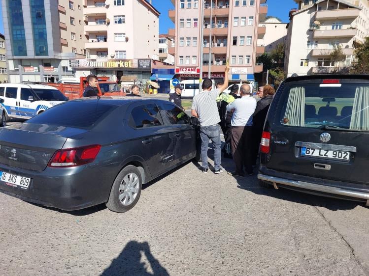 Kavşakta iki araç çarpıştı