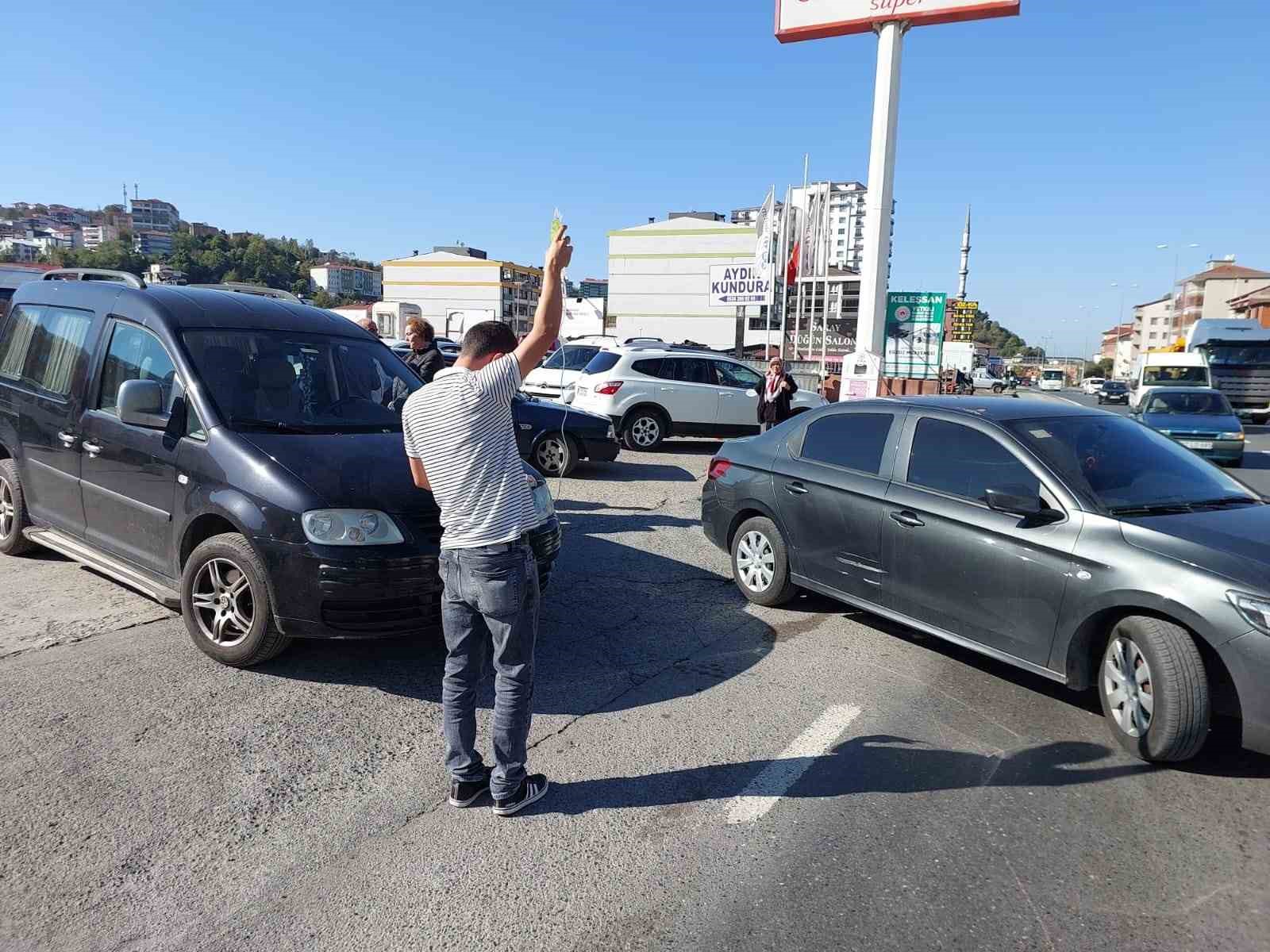 Kavşakta iki ara&ccedil; &ccedil;arpıştı

