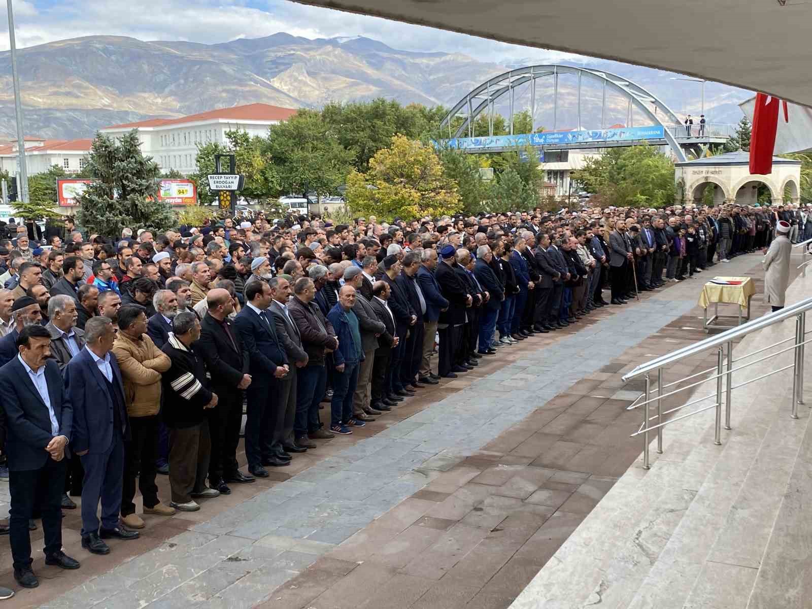 Erzincan&rsquo;da, Filistinliler i&ccedil;in gıyabi cenaze namazı kılınarak y&uuml;r&uuml;y&uuml;ş yapıldı
