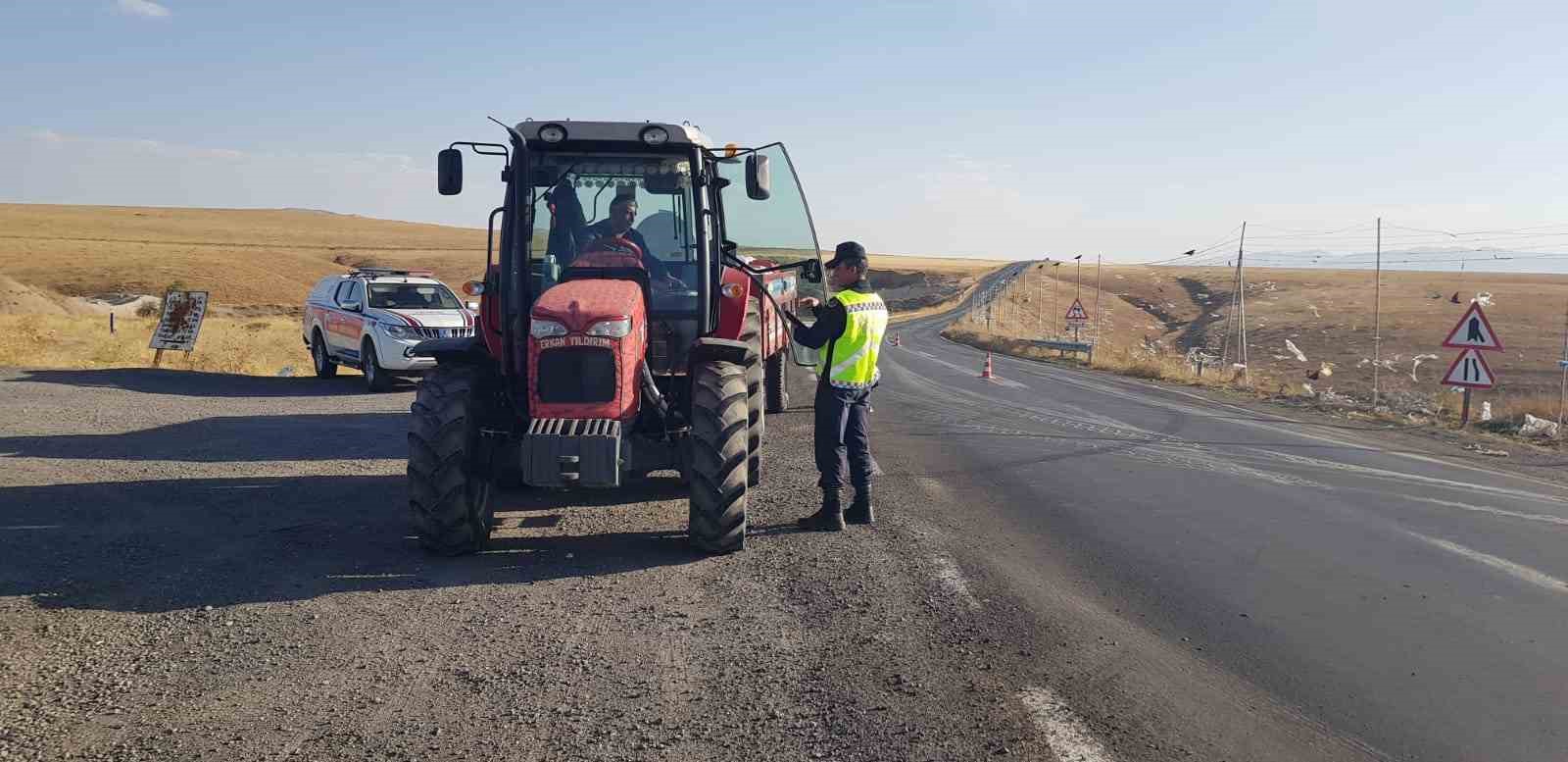 Jandarma, Ağrı’da çiftçilere yönelik trafik eğitim çalışmalarını arttırdı