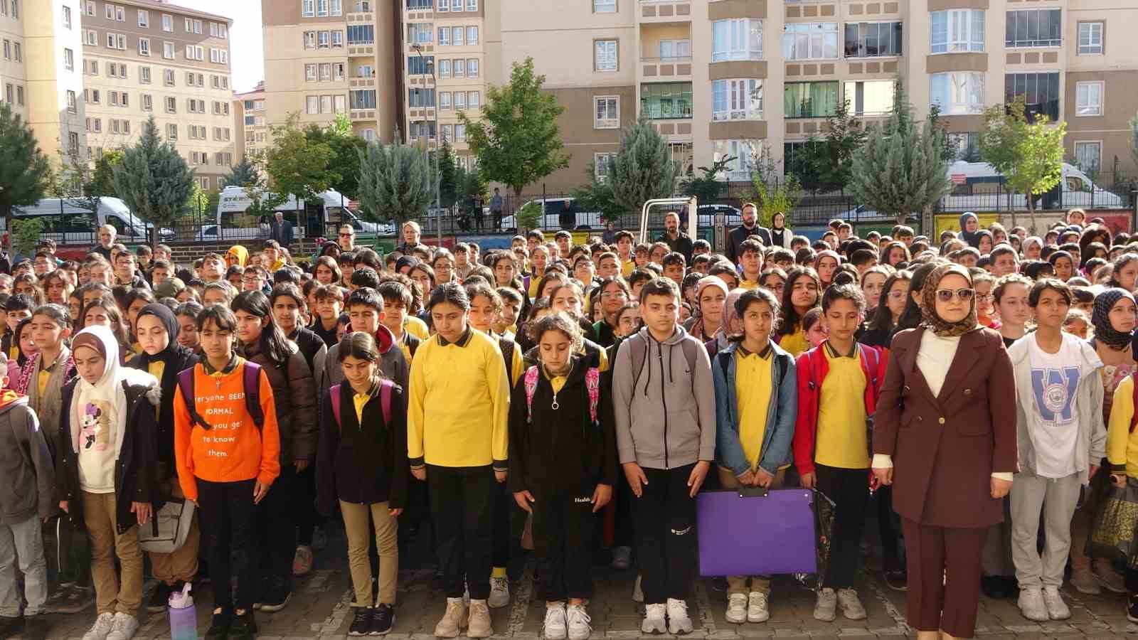 Bingöl’de öğrenciler, Filistin’deki çocuklar için saygı duruşunda bulundu