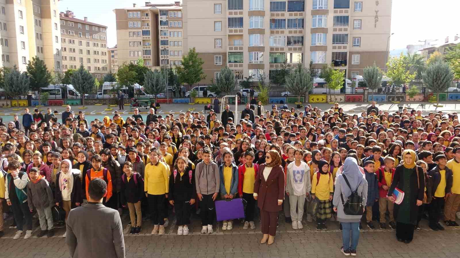 Bing&ouml;l&rsquo;de &ouml;ğrenciler, Filistin&rsquo;deki &ccedil;ocuklar i&ccedil;in saygı duruşunda bulundu
