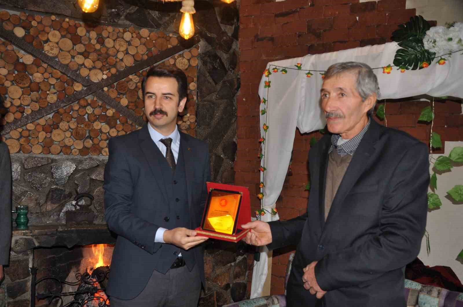 30 yıllık muhtar plaketle onurlandırıldı
