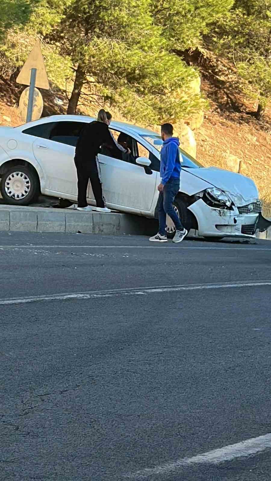 Mardin&rsquo;de otomobil s&uuml;r&uuml;c&uuml;s&uuml; &ouml;nce yayaya &ccedil;arptı, sonra kaldırıma &ccedil;ıktı
