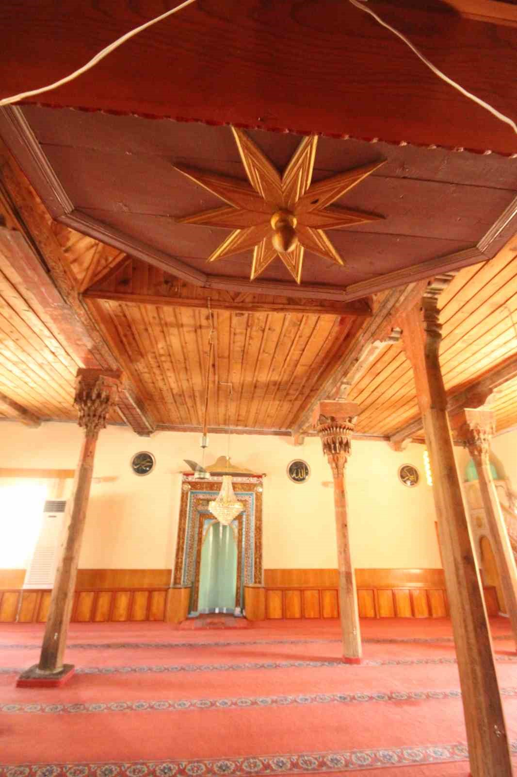 Konya&rsquo;da 658 yıllık cami g&uuml;d&uuml;k minaresiyle dikkat &ccedil;ekiyor
