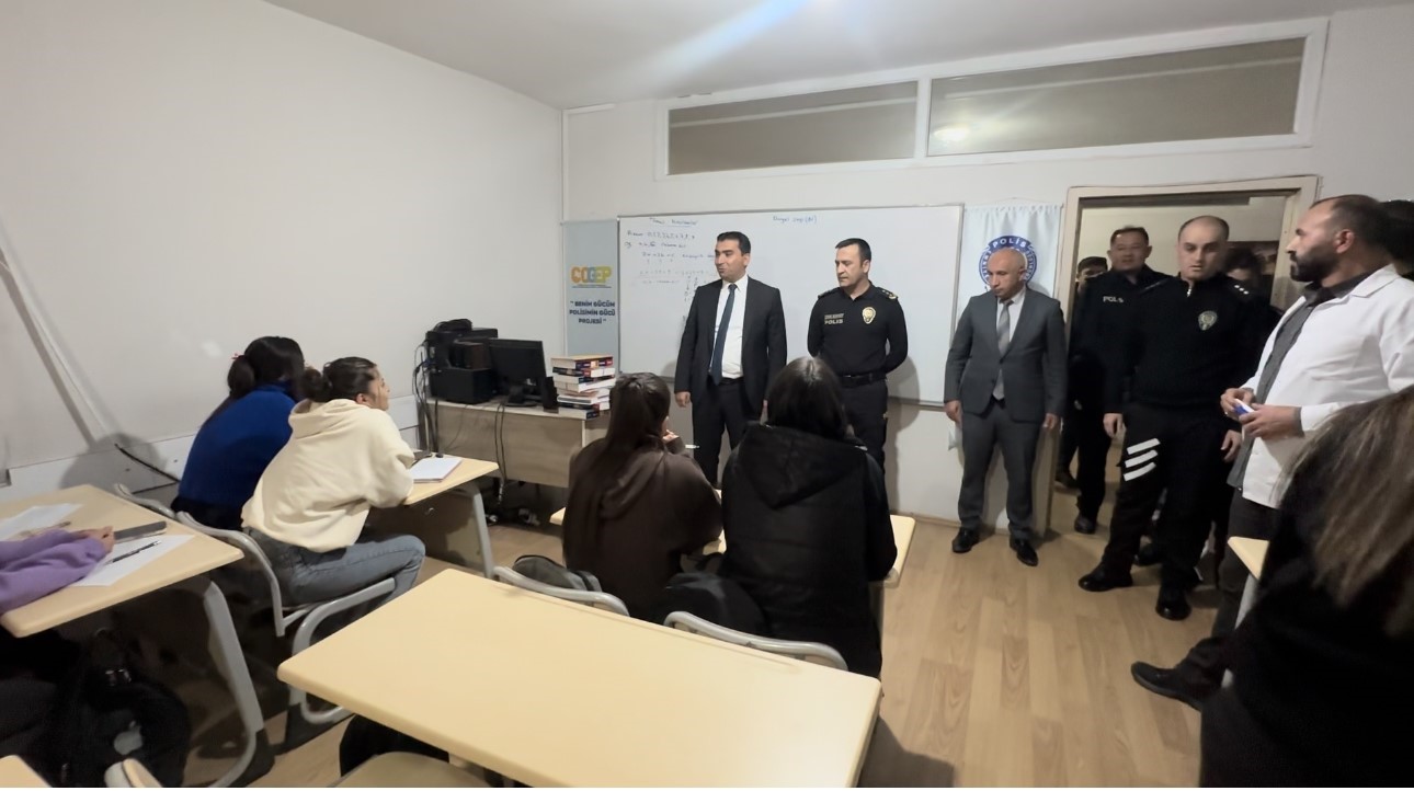 Y&uuml;ksekova polisinden YKS&rsquo;ye hazırlanan &ouml;ğrencilere kitap desteği
