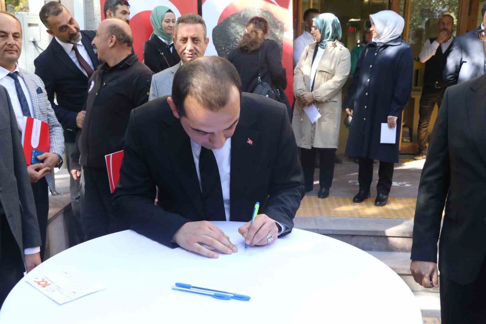 Kurum m&uuml;d&uuml;rleri 25 yıl sonraki mevkidaşlarına mektup yazdı
