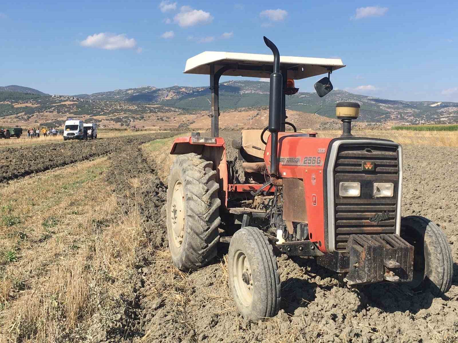 Burdur’da tarla sürerken traktörden düşen çiftçi, traktör tekerinin altında kalarak yaralandı