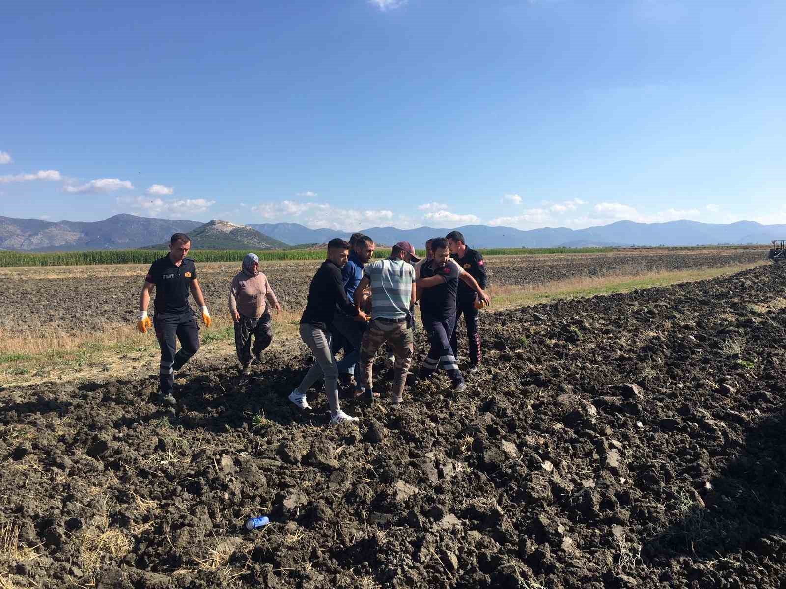 Burdur&rsquo;da tarla s&uuml;rerken trakt&ouml;rden d&uuml;şen &ccedil;ift&ccedil;i, trakt&ouml;r tekerinin altında kalarak yaralandı
