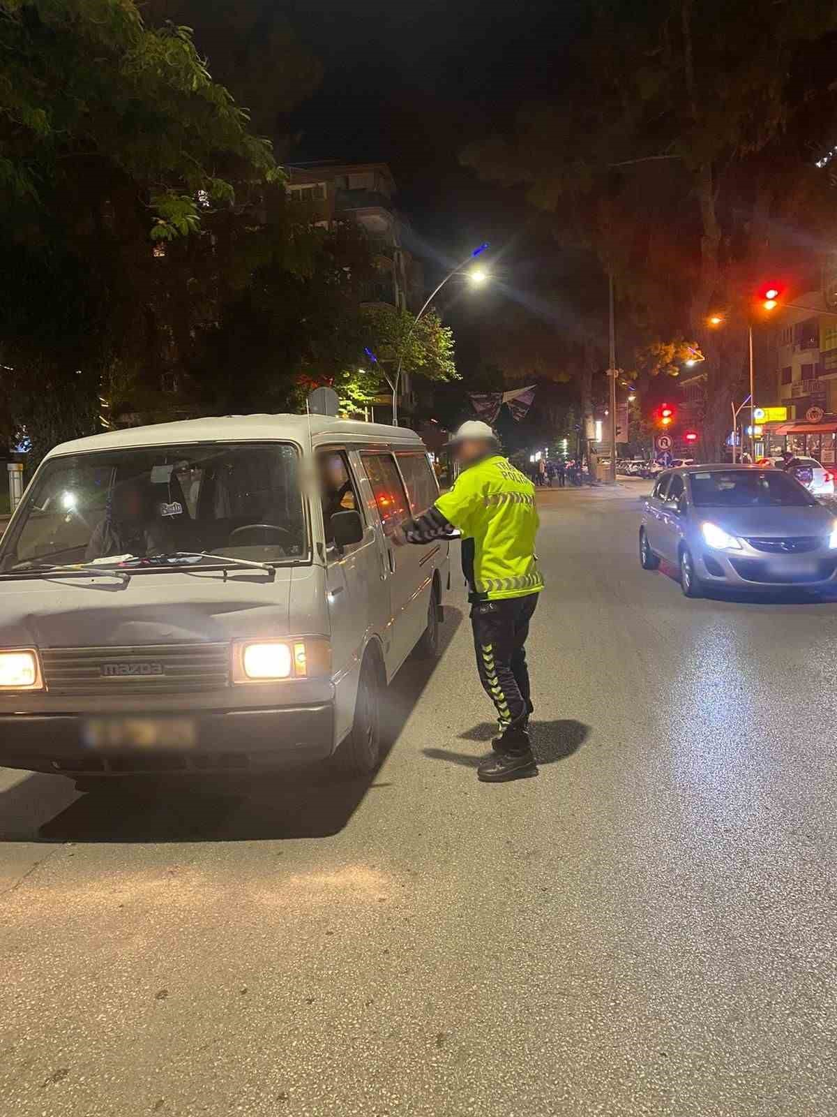 Burdur&rsquo;da trafik uygulamalarında 263 araca cezai işlem uygulandı, 11 ara&ccedil; trafikten men edildi
