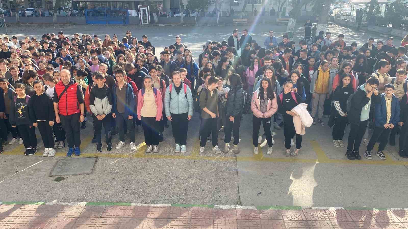 Okullarda öğrencilerden Gazze’de hayatını kaybedenler için 1 dakikalık saygı duruşu