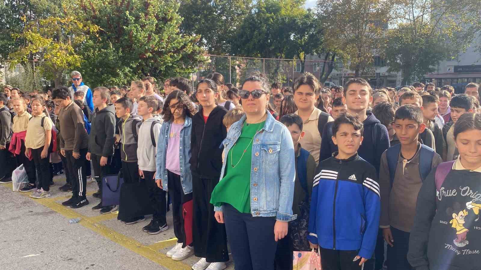 Okullarda &ouml;ğrencilerden Gazze&rsquo;de hayatını kaybedenler i&ccedil;in 1 dakikalık saygı duruşu
