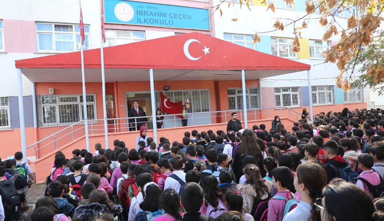 Ağrı’da Filistin için bayrak töreni ve saygı duruşu