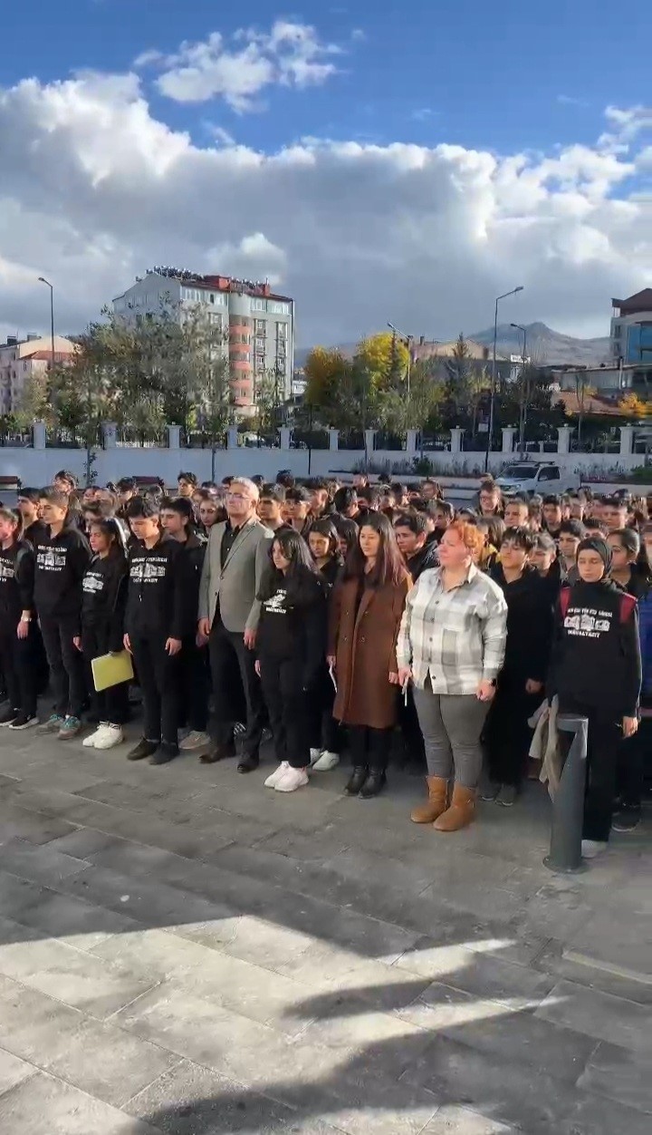 Ağrı’da Filistin için bayrak töreni ve saygı duruşu