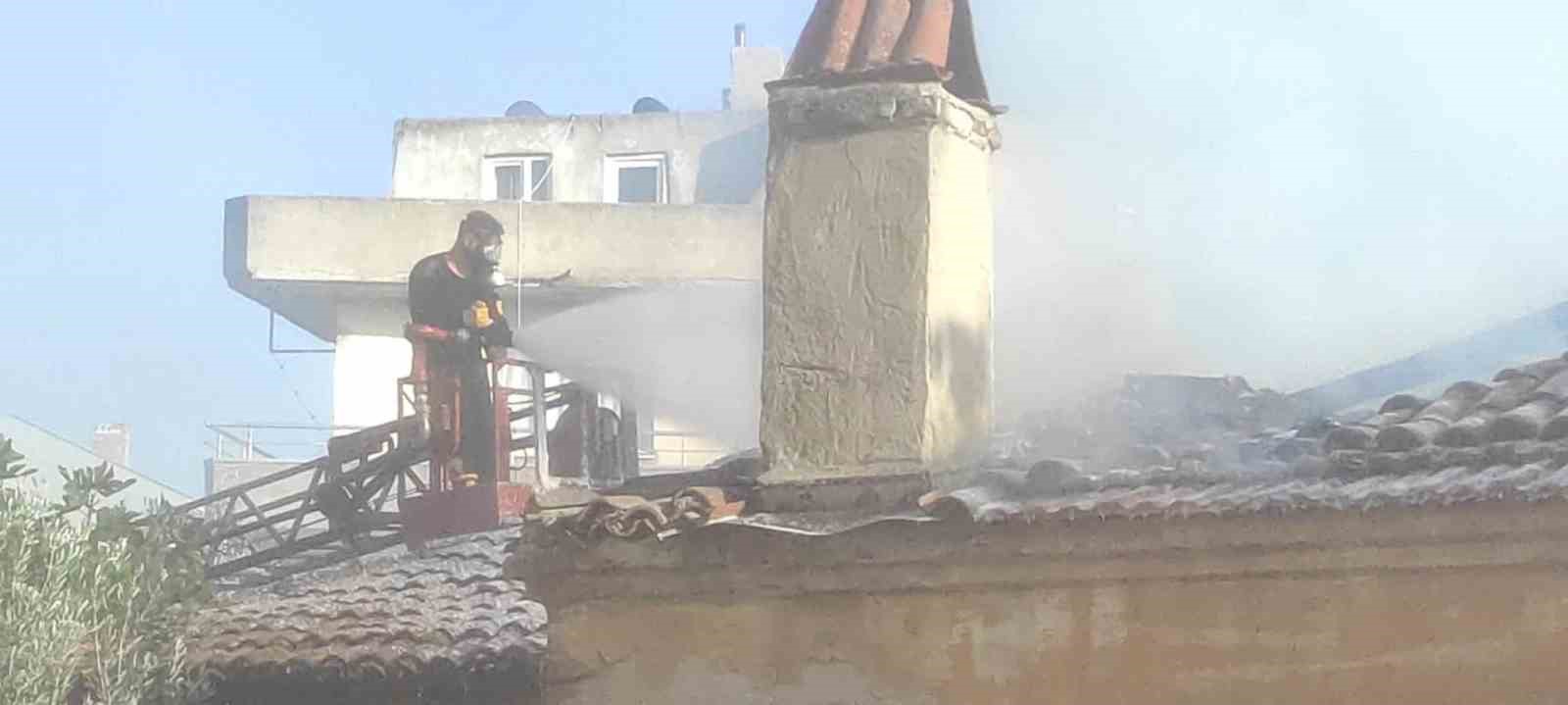 Bayramiç’te tek katlı boş ev yanarak kullanılamaz hale geldi