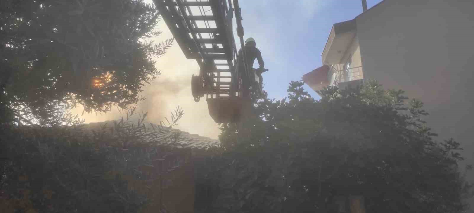 Bayramiç’te tek katlı boş ev yanarak kullanılamaz hale geldi