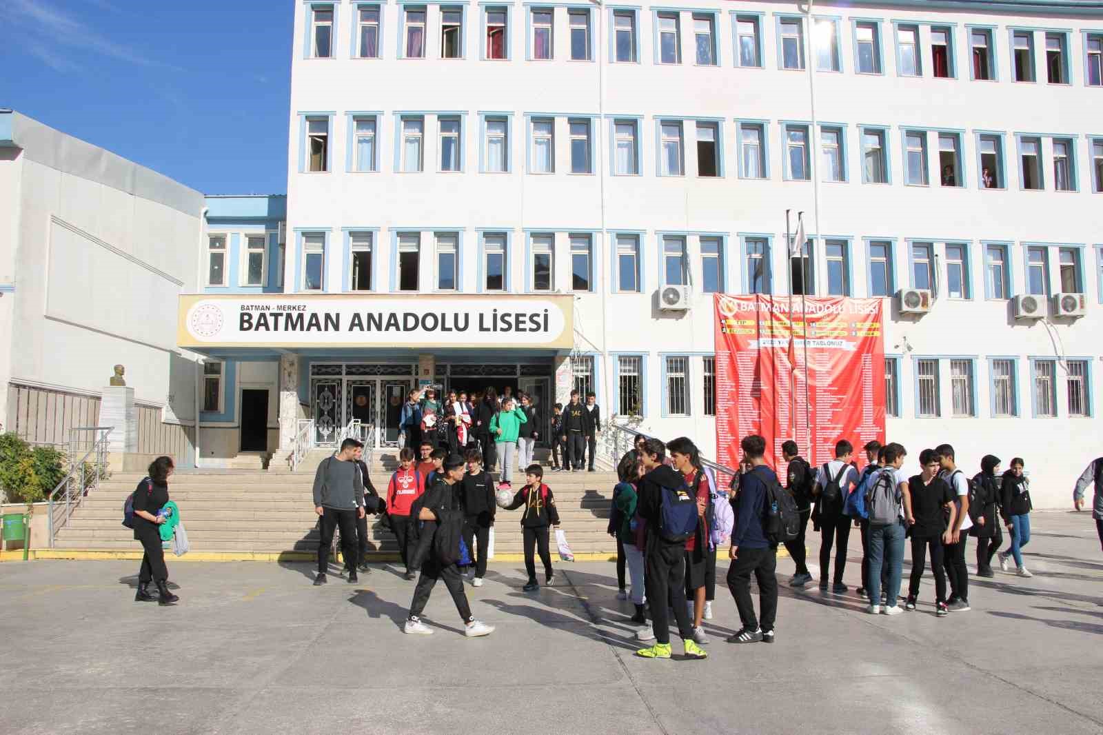 Batman’da öğrenciler Filistin’de hayatını kaybedenler için saygı duruşuna durdu