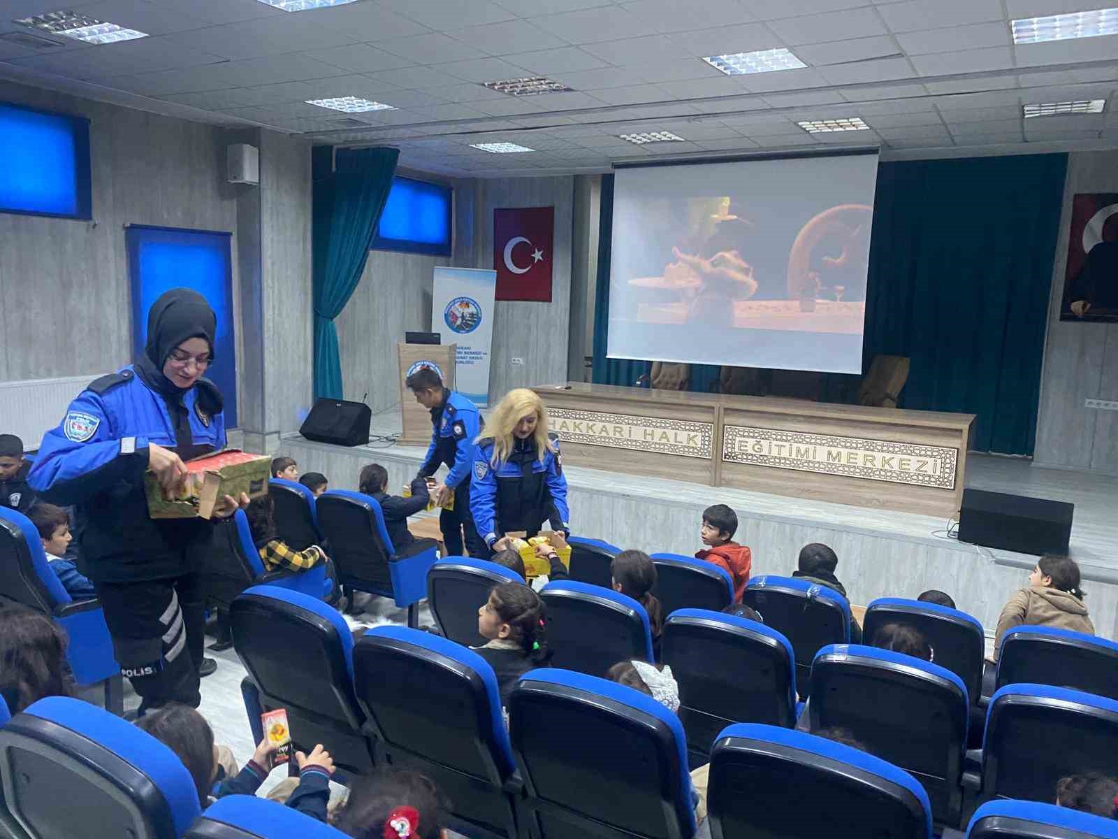 Köyde okuyan öğrencilere polislik mesleği tanıtıldı