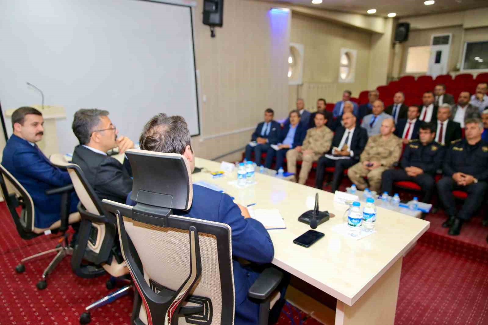 Vali Ali Çelik, muhtarlarla bir araya geldi 