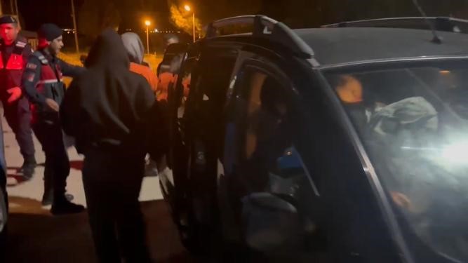 Ayvacık’ta 9 kaçak göçmen ile 2 organizatör yakalandı