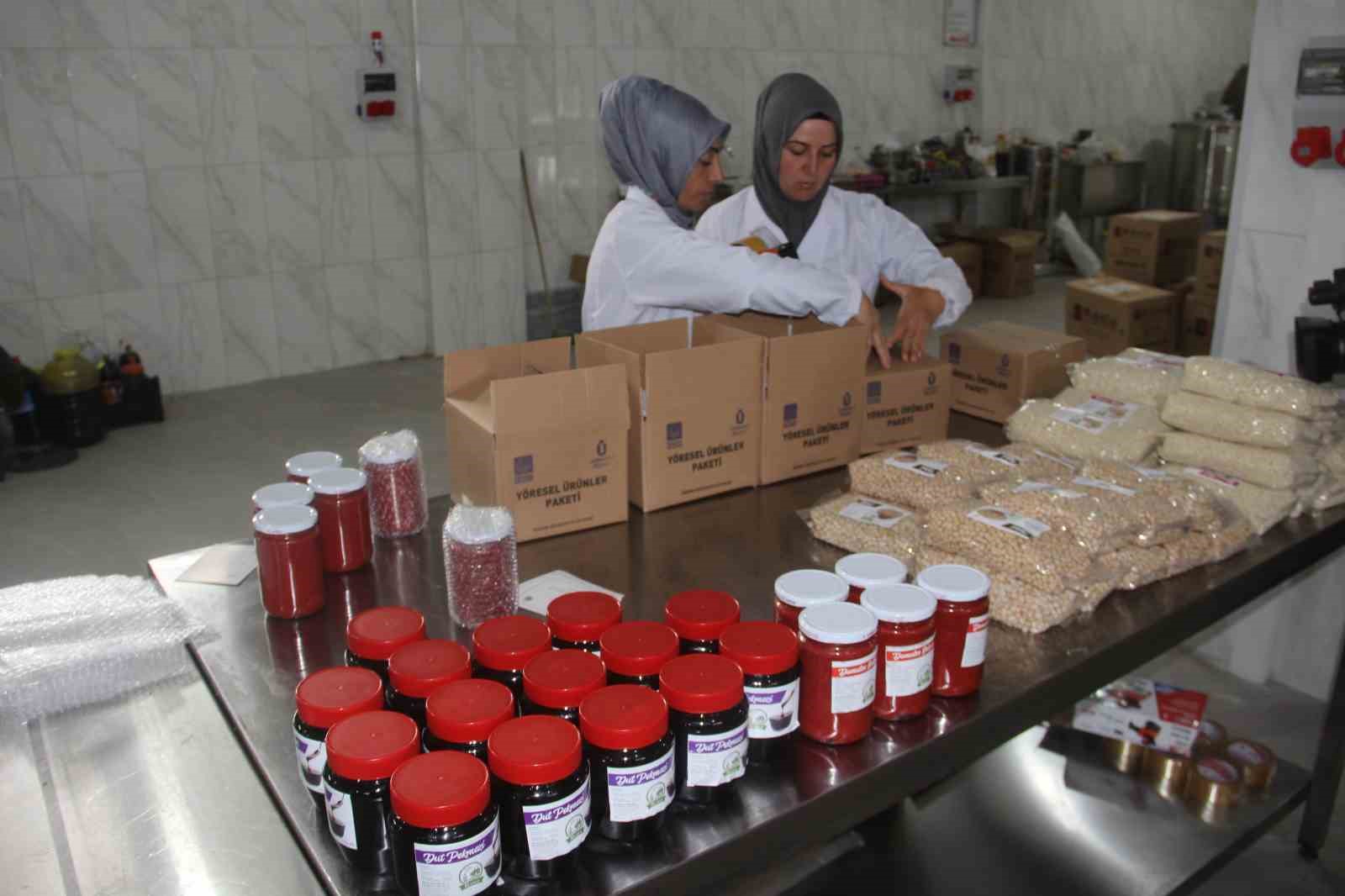 Kadınlar üretiyor, Türkiye’nin her yerine gönderiliyor

