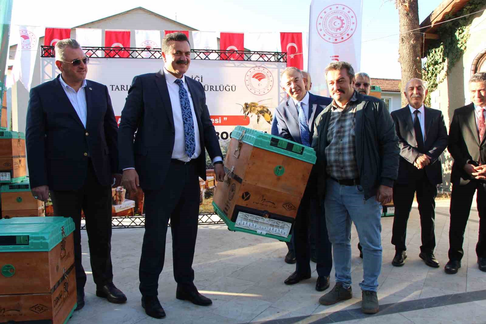 Arıcılık yapan Milletvekili İpek: “200’e yakın numune verdim, bana korona bulaşmadı”