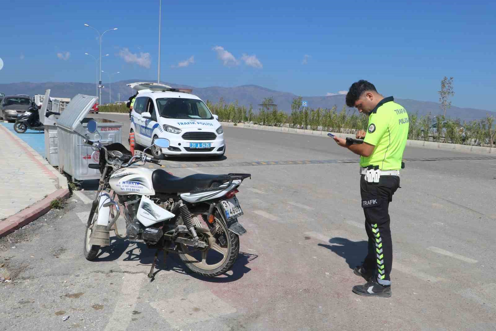 Ehliyet sınavında ilgin&ccedil; kaza: S&uuml;r&uuml;c&uuml; adayı yaralandı
