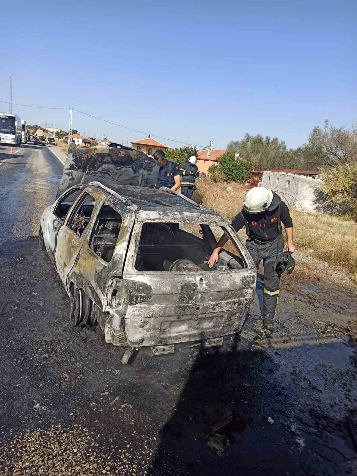 Alev alev yanan aracını s&ouml;nd&uuml;rmek isterken yanarak ağır yaralandı
