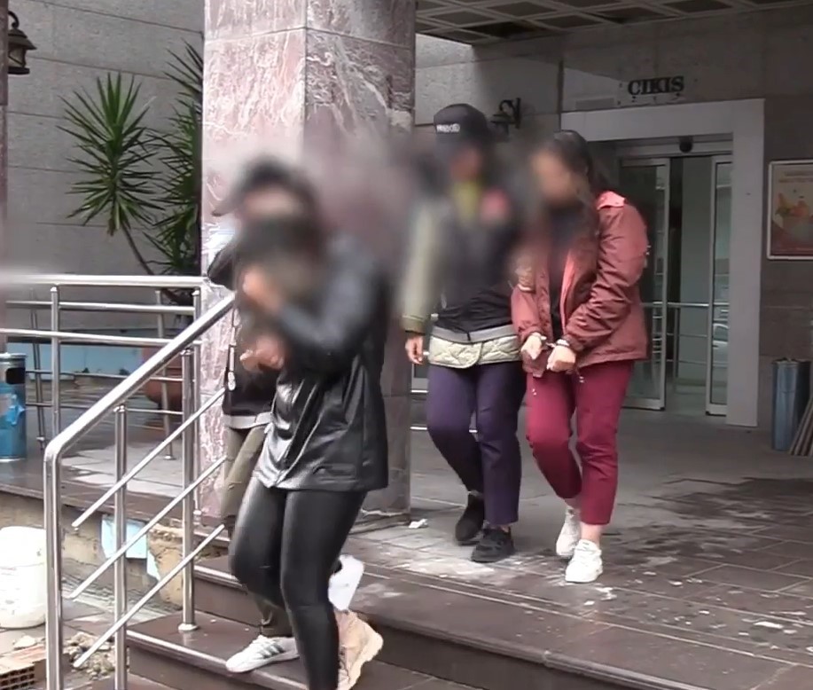 İç genital bölge ile anüsünden uyuşturucu çıktı