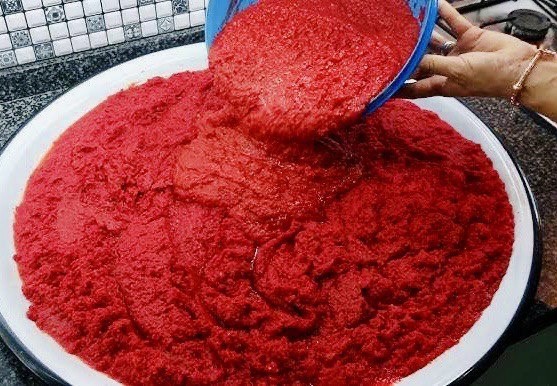 Biber salçası nasıl yapılır? 2 kilo salçayı 1 saatte elde ettiren pratik tarif Kış hazırlığı yapan kadınların salça mesaisi başladı İhlas Haber Ajansı