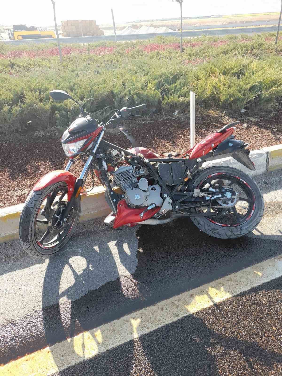 Minib&uuml;s ile motosiklet &ccedil;arpıştı: 1 ağır yaralı

