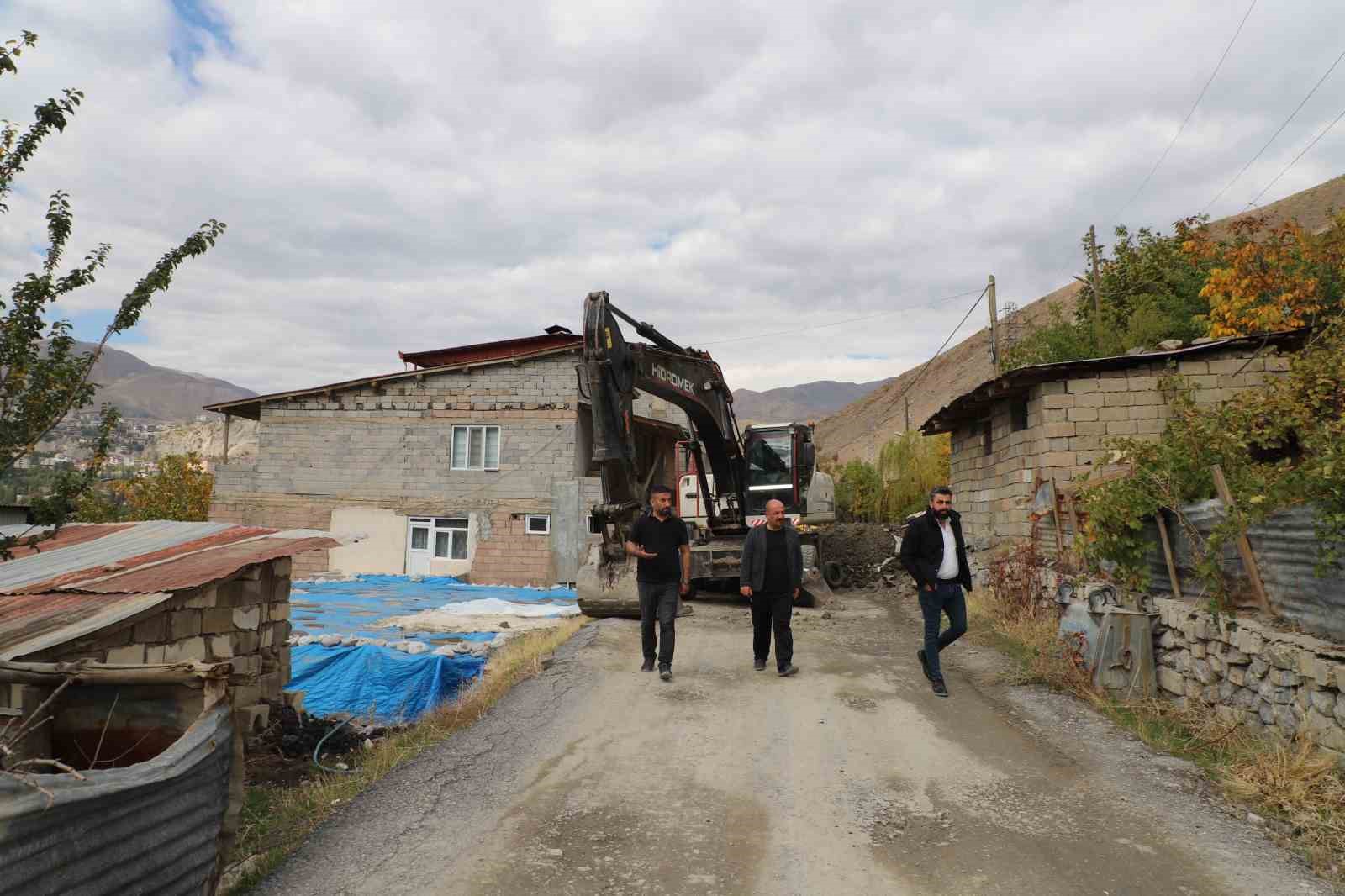 Hakkari S&uuml;mb&uuml;l Mahallesinde yol &ccedil;alışması start aldı
