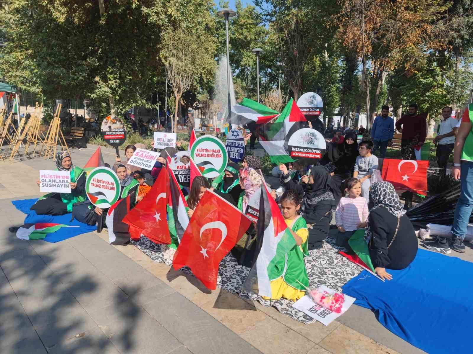 Kadınlar, Filistin için oturma eylemi başlattı