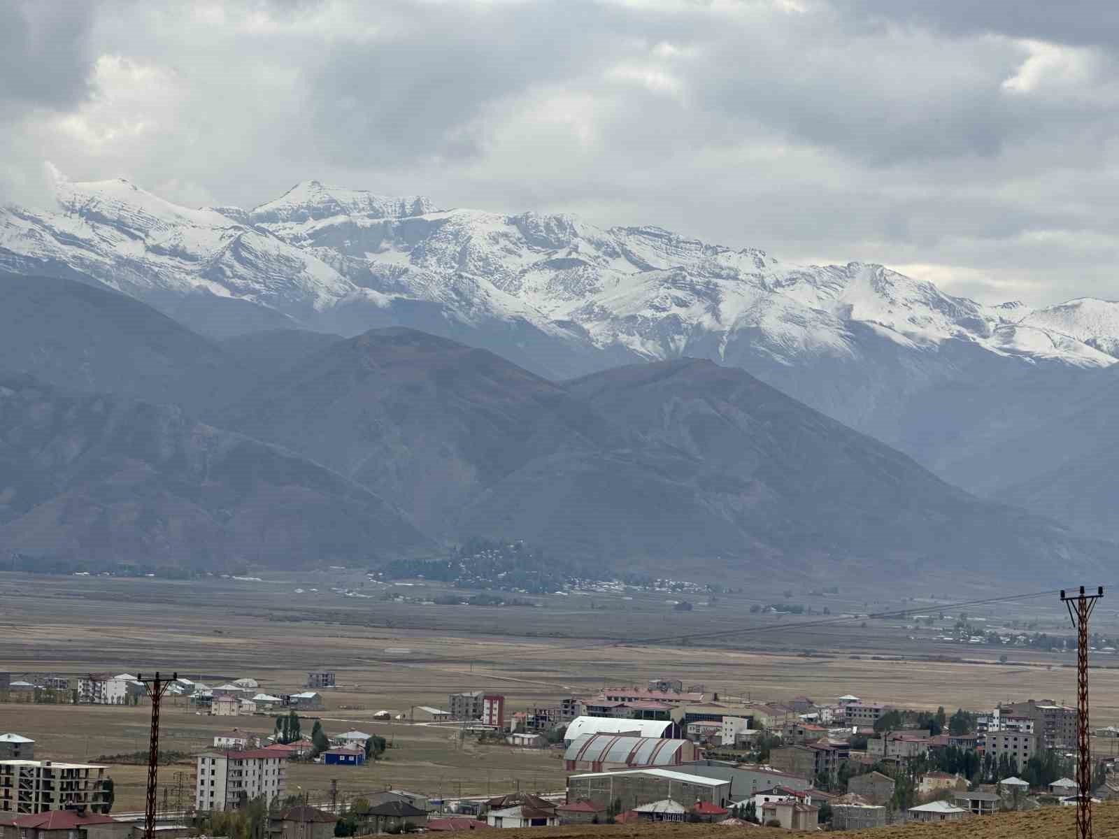 Yüksekova’da dağlar beyaza büründü