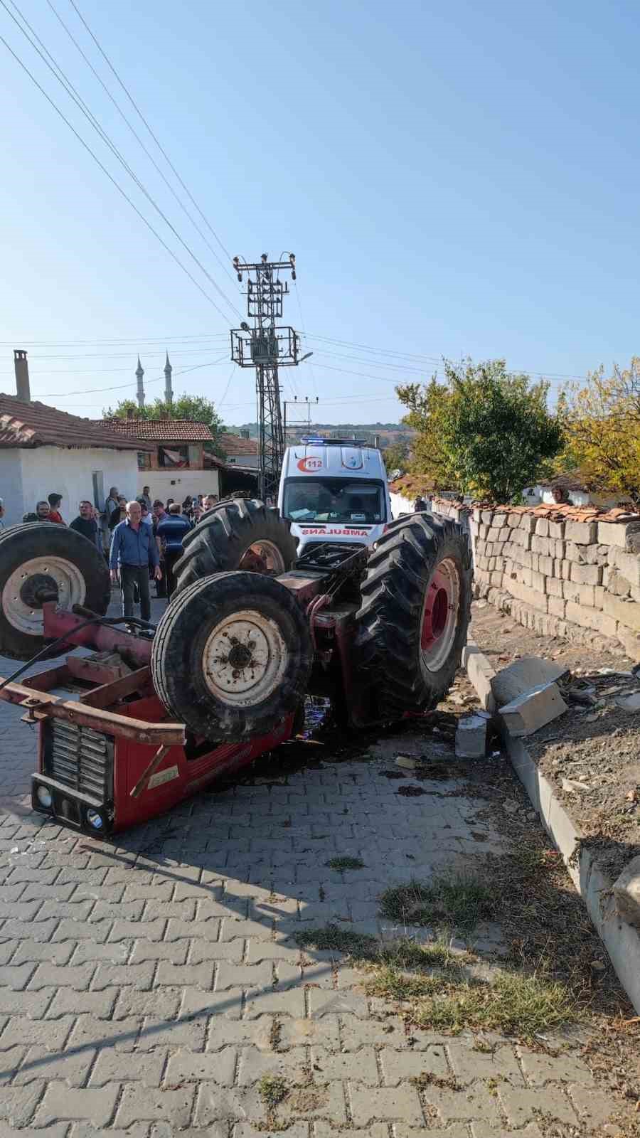 Kırklareli&rsquo;nde trakt&ouml;r devrildi: 2 yaralı
