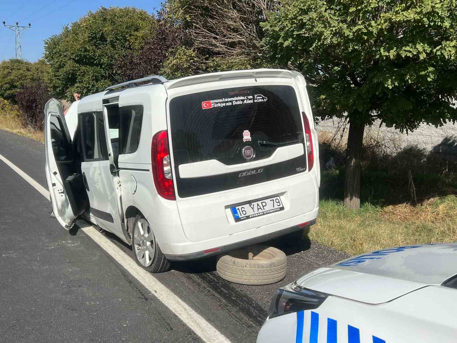 Hafif ticari ref&uuml;je &ccedil;arptı: 4 yaralı
