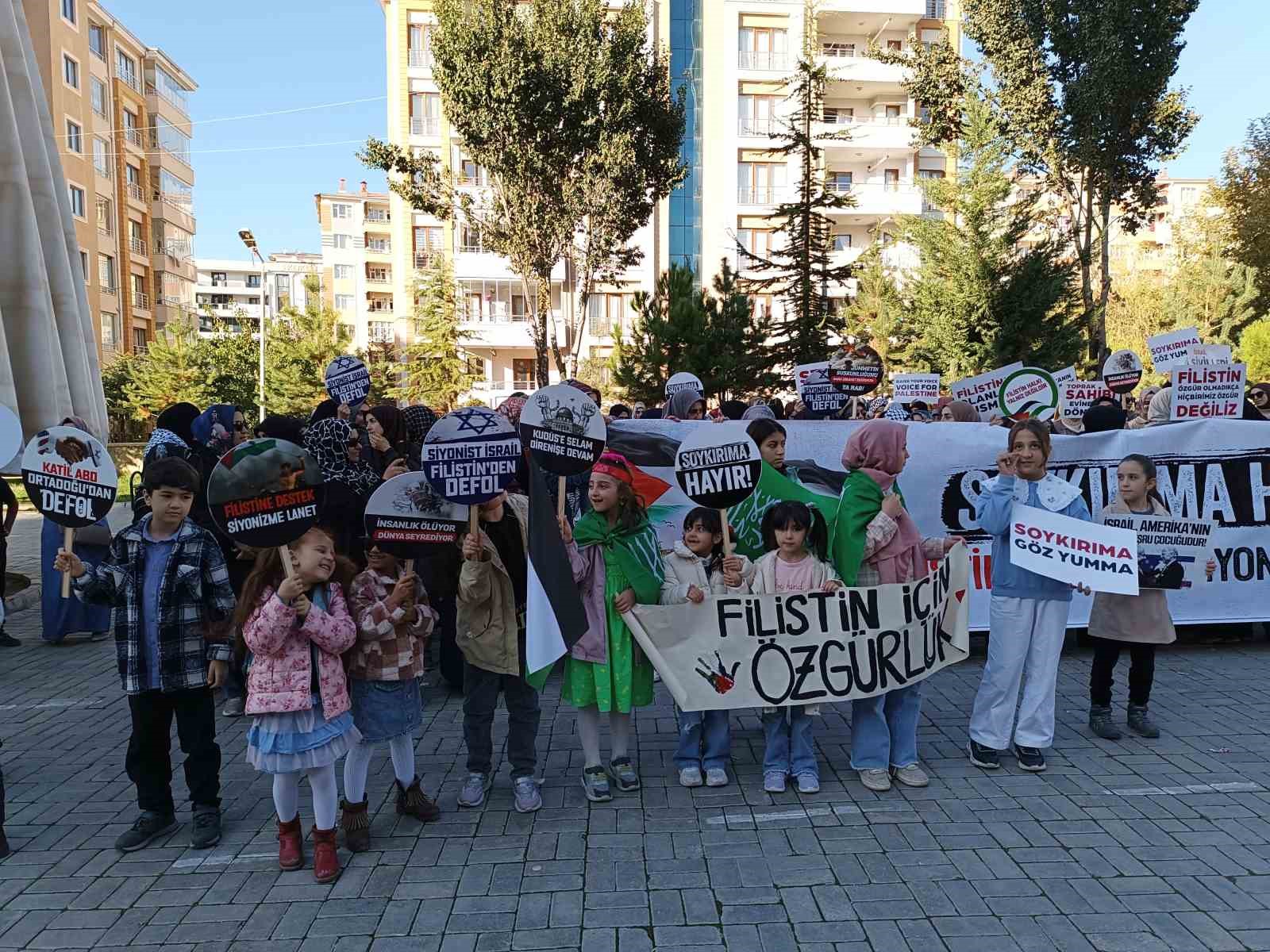 Vanlı kadınlar Filistin’e destek için ‘sessiz oturma eylemi’ başlattı