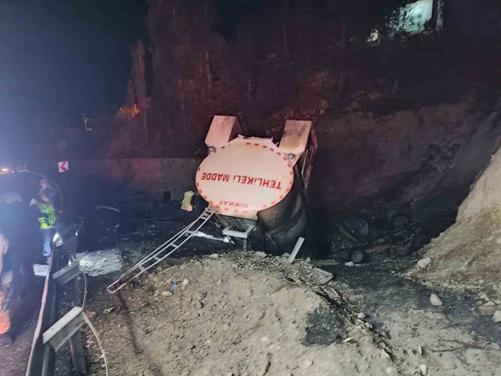 Erzurumda devrilen yakt tankeri alev ald: Src yanarak hayatn kaybetti 