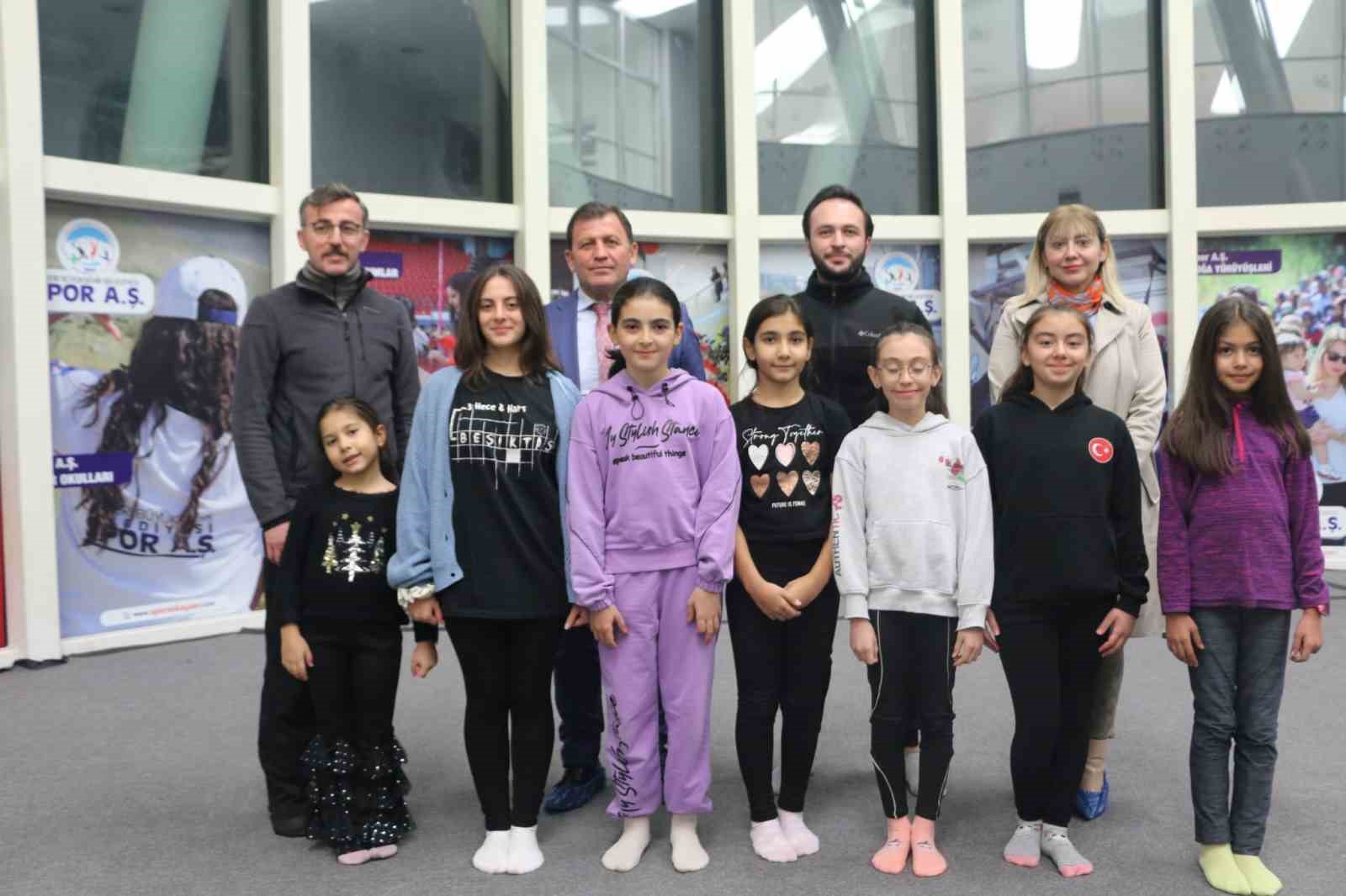 Kayseri Gen&ccedil;lik ve Spor Kul&uuml;b&uuml; Artistik Buz Pateni takımına malzeme dağıtımı yapıldı
