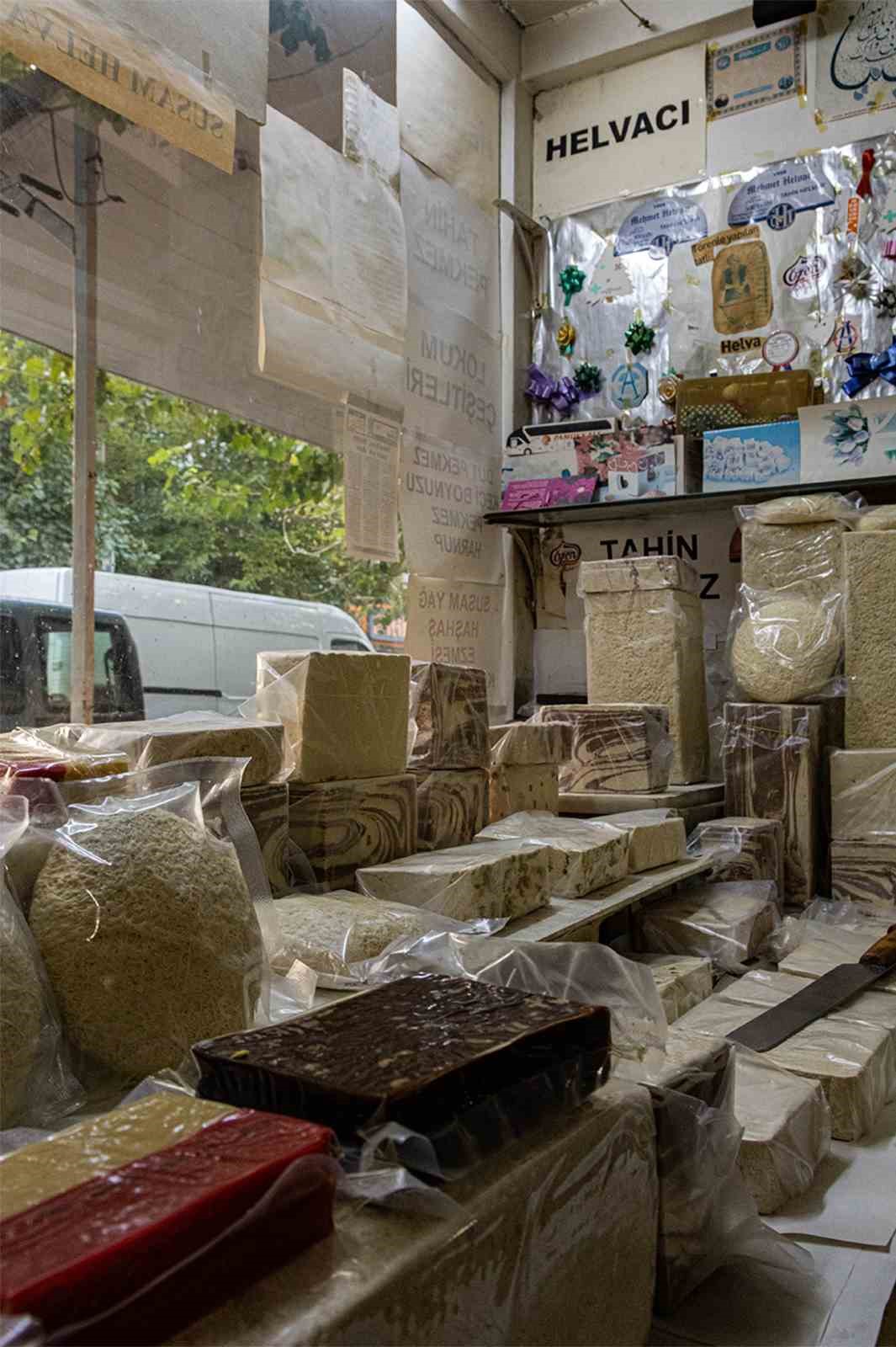 95 yıldır İzmir&rsquo;de aynı yerinde, bu helvacının namı T&uuml;rkiye&rsquo;ye yayıldı
