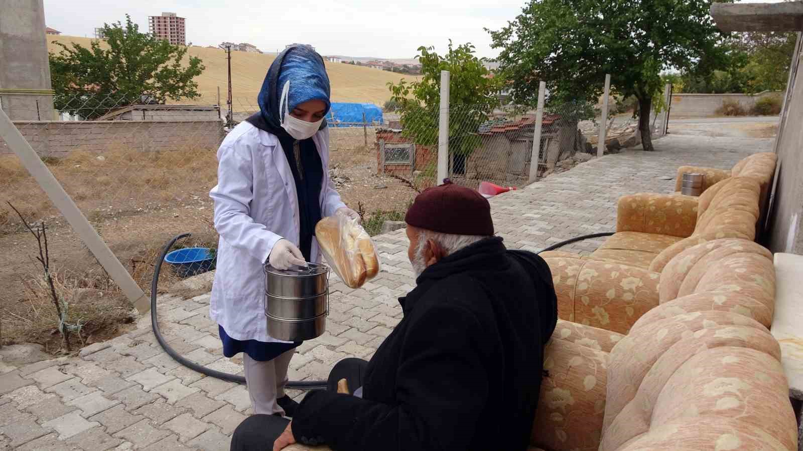 Her g&uuml;n 800 kişiye sıcak yemek ikram ediliyor
